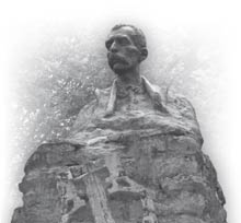 Monumento al poeta en el parque del barrio San Sebastián, que lleva su nombre.