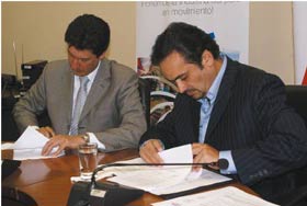 El Ministro de Industrias y Productividad Xavier Abad, y el Prefecto Paúl Carrasco, firman el convenio para creación de distritos industriales y el parque eco regional del sur